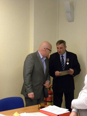 Medal burmistrzowi wręczył przewodniczący rady Krzysztof Kleszcz. 